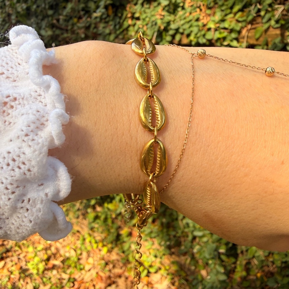 Gold cowrie shell bracelet, sea witch jewelry, jewellery gifts, mermaid jewelry - Picture 4 of 7